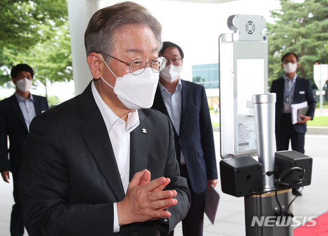 [화성=뉴시스] 김종택기자 = 이재명 경기도지사가 20일 오후 경기도 화성시 삼성전자 반도체 화성캠퍼스를 방문해 발열체크를 하고 있다. 2021.07.20. jtk@newsis.com