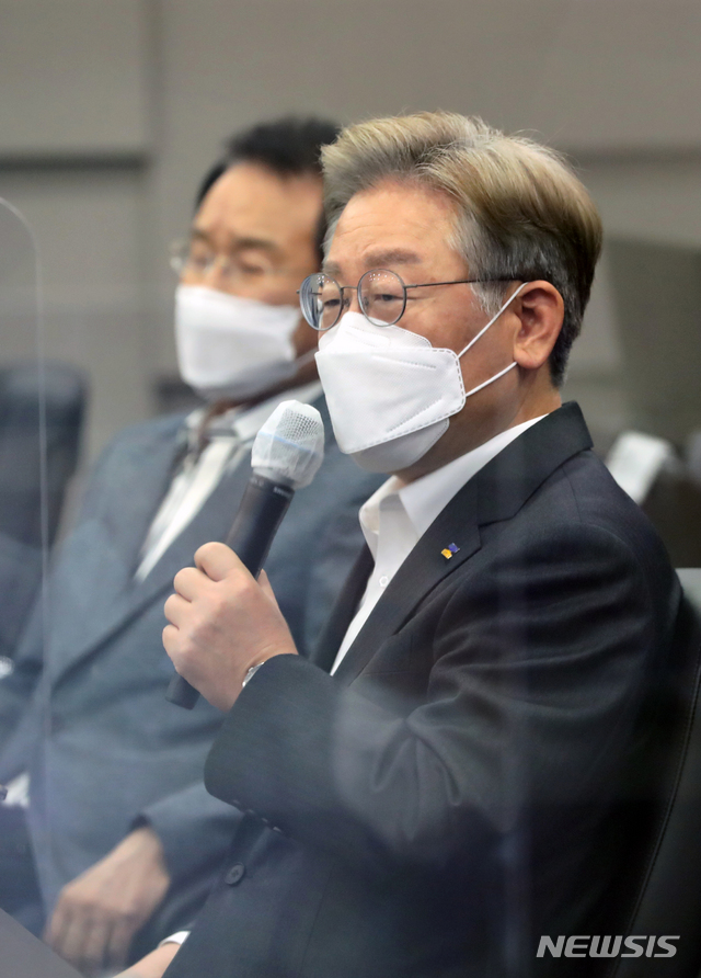 [화성=뉴시스] 김종택기자 = 이재명 경기도지사가 20일 오후 경기도 화성시 삼성전자 반도체 화성캠퍼스에서 열린 간담회에서 발언하고 있다. 2021.07.20. jtk@newsis.com