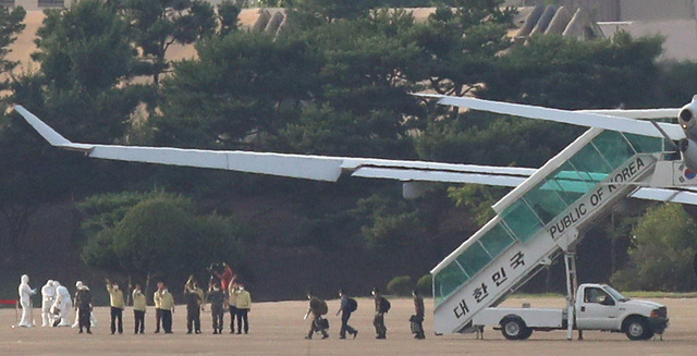 [서울=뉴시스] 김병문 기자 = 해외파병 중 코로나19가 집단발병한 청해부대 제34진 장병들이 공군 다목적 공중급유수송기 KC-330 '시그너스'를 타고 20일 오후 경기 성남시 서울공항에 도착, 기내에서 내려 차량으로 이동하고 있다. 왼쪽에는 서욱 국방부장관 등이 손을 흔들고 있다. 2021.07.20. dadazon@newsis.com