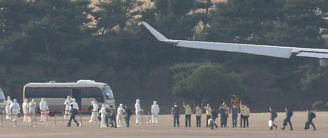 [서울=뉴시스] 김병문 기자 = 해외파병 중 코로나19가 집단발병한 청해부대 제34진 장병들이 공군 다목적 공중급유수송기 KC-330 '시그너스'를 타고 20일 오후 경기 성남시 서울공항에 도착, 기내에서 내려 차량으로 이동하고 있다. 2021.07.20. dadazon@newsis.com