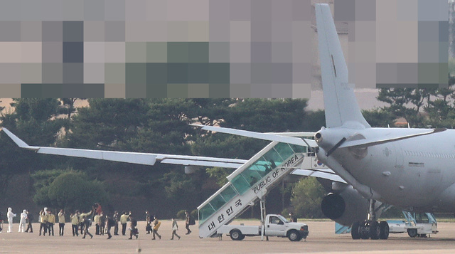 [서울=뉴시스] 김병문 기자 = 해외파병 중 코로나19가 집단발병한 청해부대 제34진 장병들이 공군 다목적 공중급유수송기 KC-330 '시그너스'를 타고 20일 오후 경기 성남시 서울공항에 도착, 기내에서 내려 차량으로 이동하고 있다. 2021.07.20. dadazon@newsis.com