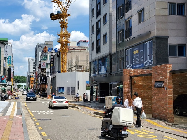 [수원=뉴시스] 이병희 기자 = 폭염경보가 발효된 21일 낮 12시께 경기 수원시 거리. 점심시간이지만, 돌아다니는 사람은 거의 없고 배달 오토바이만 달리고 있다. 2021.07.21. iambh@newsis.com *재판매 및 DB 금지