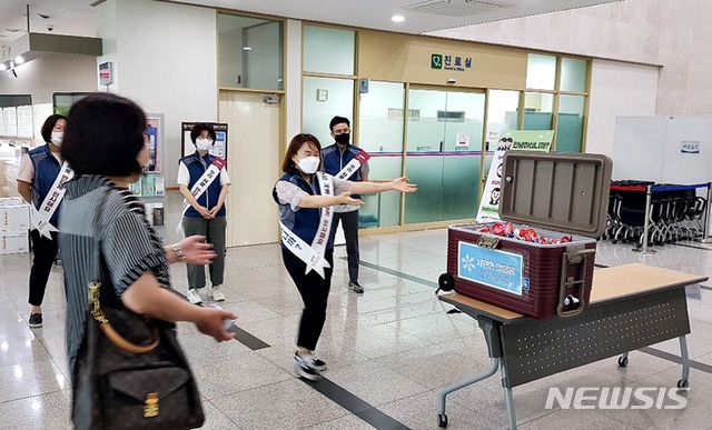 [대구=뉴시스] 이지연 기자 = 전공노 대경본부달서구지부가 코로나19와 폭염에 지친 직원들을 격려하기 위한 '안녕하십니까?' 캠페인을 하고 있다. (사진=전국공무원노동조합 대구경북본부달서구지부 제공) 2021.07.21. photo@newsis.com