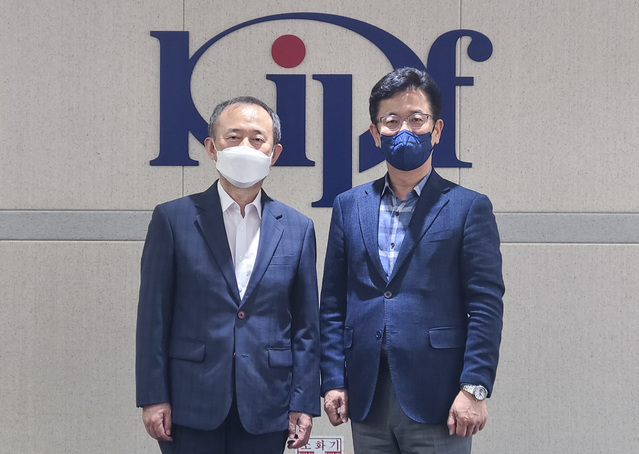 [대전=뉴시스] 조명휘 기자 = 김재진 한국조세재정연구원 원장(왼쪽). 2021.07.21. photo@newsis.com *재판매 및 DB 금지