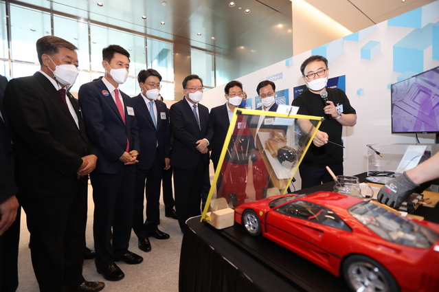 [포항=뉴시스] 강진구 기자 = 경북 포항시 창조경제혁신센터는 21일 오후 국내 동남권 최대 규모 스타트업 인큐베이팅 센터인 ‘포항 체인지업 그라운드(CHANGeUP GROUND)’ 개관식을 개최했다.시설을 둘러보고 있는 총리 일행.(사진=포항시 제공) 2021.07.21.photo@newsis.com *재판매 및 DB 금지