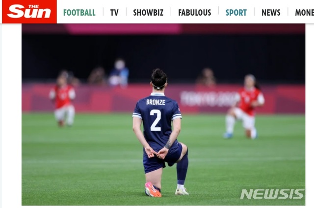 [서울=뉴시스] 영국 여자축구팀 무릎꿇기 퍼포먼스. (캡처=영국 더선 홈페이지)