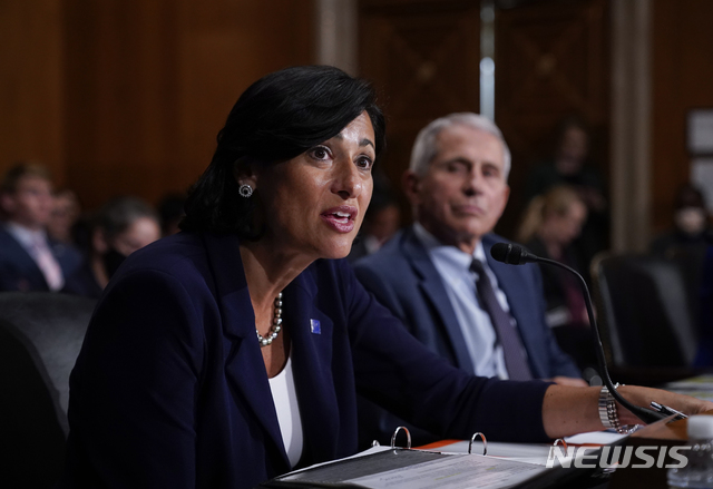 [워싱턴=AP/뉴시스]로셸 월렌스키 미국 질병통제예방센터(CDC) 국장(왼쪽)이 20일(현지시간) 상원 보건·교육·노동·연금위원회 청문회에 출석해 발언하고 있다. 오른쪽은 백악관 수석 의료고문인 앤서니 파우치 미 국립알레르기전염병연구소장. 2021.07.21.