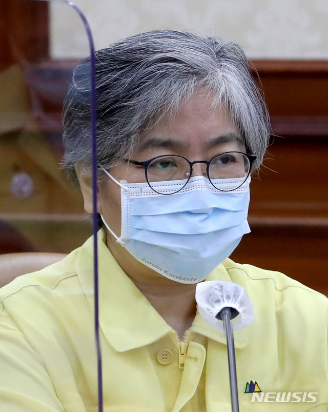 [서울=뉴시스] 김명원 기자 = 정은경 질병관리청장이 21일 오전 서울 종로구 정부서울청사에서 열린 코로나19 대응 중앙재난안전대책본부(중대본) 회의에 참석해 김부겸 총리의 발언을 듣고 있다. (공동취재사진) 2021.07.21. photo@newsis.com