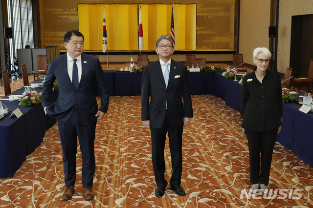 [도쿄=AP/뉴시스] 최종건(왼쪽) 외교부 1차관이 21일 일본 도쿄의 이쿠라 공관에서 모리 다케오 일본 외무성 사무차관(가운데), 웬디 셔먼 미 국무부 부장관과의 '제8차 한미일 외교차관협의'에 앞서 기념촬영을 하고 있다. 2021.07.21.