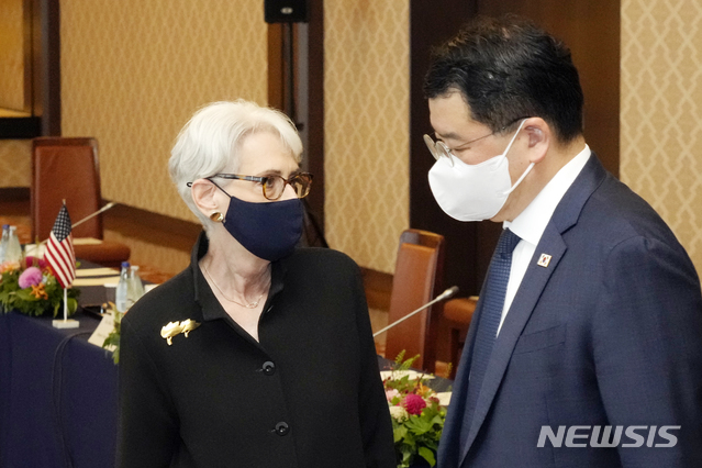 [도쿄=AP/뉴시스] 최종건(오른쪽) 외교부 1차관이 21일 일본 도쿄의 이쿠라 공관에서 열리는 '제8차 한미일 외교차관협의'에 참석해 웬디 셔먼 미 국무부 부장관과 얘기하고 있다. 2021.07.22.