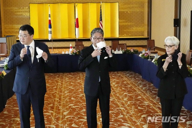 [도쿄=AP/뉴시스] 최종건외교부 1차관(왼쪽) 이 21일 일본 도쿄의 이쿠라 공관에서 모리 다케오 일본 외무성 사무차관(가운데), 웬디 셔먼 미 국무부 부장관과의 '제8차 한미일 외교차관협의'에 앞서 기념촬영을 위해 마스크를 벗고 있다. 2021.07.21.