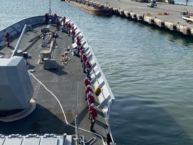 [서울=뉴시스] 20일(현지시간) 코로나19 집단감염이 발생한 청해부대 34진이 승선했던 문무대왕함이 출항하고 있다. 이날 출항한 문무대왕함은 3개 항구를 경유한 뒤 오는 9월12일께 진해항에 도착할 예정이다. (사진=국방부 제공) 2021.07.21. photo@newsis.com