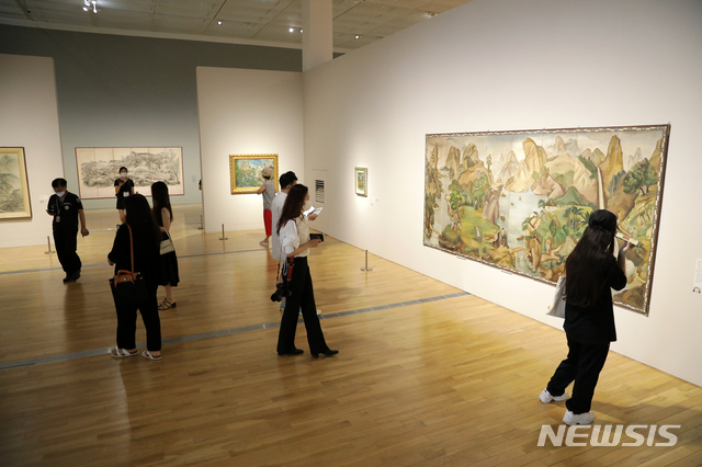 [서울=뉴시스] 박진희 기자 = 관람객들이 21일 오전 서울 종로구 국립현대미술관에서 'MMCA 이건희컬렉션 특별전: 한국미술명작' 전시를 관람하고 있다. 2021.07.21. pak7130@newsis.com