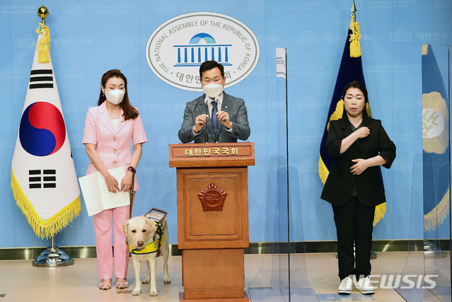 [서울=뉴시스] 전신 기자 = 국회 문화체육관광위원회 소속 김승수, 김예지 국민의힘 의원이 21일 서울 여의도 국회 소통관에서 더불어민주당의 언론중재법 개정안 강행처리 시도 중단 촉구 기자회견을 하고 있다. (공동취재사진) 2021.07.21. photo@newsis.com