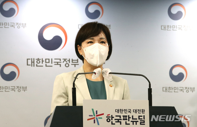 [서울=뉴시스] 김명원 기자 = 전현희 국민권익위원장이 21일 오전 서울 종로구 정부서울청사에서 적극행정 국민신청 및 소극행정 예방 관련 브리핑을 하고 있다. 전현희 위원장은 이날 브리핑에서 적극행정에 국민이 직접 참여 할 수 있는 '적극행정 국민신청제'와 소극행정 예방 및 재발방지를 위한 제도적 기반을 마련했다고 밝혔다. 이는 불합리한 규제를 개선하고 공무원의 적극적인 업무처리를 위해 앞으로 국민 누구나 국민신문고에서 적극행정을 신청하고 소극행정 신고처리 결과가 불만족스러운 경우 재검토를 요구할 수 있다. 2021.07.21. kmx1105@newsis.com