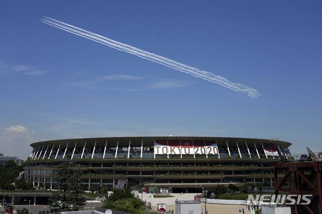 [도쿄=AP/뉴시스]일본 항공자위대  '블루임펄스'가 지난 21일 도쿄 국립경기장 위를 비행하고 있다. 국립경기장에서는 도쿄올림픽 경기가 치러진다. 2021.07.23.