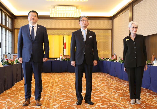 [서울=뉴시스] 최종건 외교부 제1차관이 지난해 7월 21일 일본 도쿄에서 웬디 셔먼 미국 국무부 부장관 및 모리 다케오 일본 외무성 사무차관과 제8차 한미일 외교차관 협의회에 앞서 기념촬영을 하고 있다. (사진=외교부 제공) 2022.03.12.. photo@newsis.com *재판매 및 DB 금지