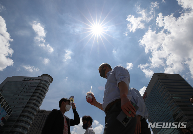 [서울=뉴시스] 조수정 기자 = 중복인 지난 21일 오후 서울 종로구 세종로 네거리에서 시민들이 뜨거운 햇살 아래 발걸음을 재촉하고 있다. 2021.07.21. chocrystal@newsis.com