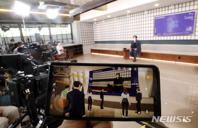 [서울=뉴시스] 추상철 기자 = '2021 스마트국토엑스포'가 온라인 전시행사로 열린 21일 오후 서울 강남구 한 스튜디오에서 '공간정보 무비 토크쇼'가 메타버스 온라인 전시관에 실시간 스트리밍 방식으로 송출되고 있다. <사진은 기사와 직접적 관련 없음> 2021.07.21. scchoo@newsis.com