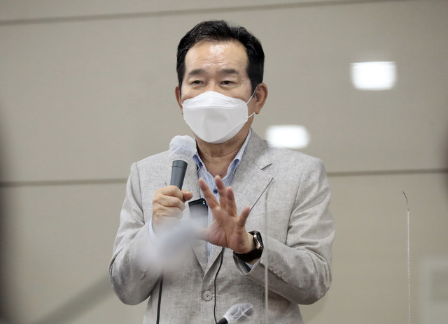 [서울=뉴시스] 최동준 기자 = 정세균 전 국무총리가 21일 광주 서구 광주광역시의회에서 어린이집을 운영하는 원장들과 간담회를 하고 있다. (사진=정세균 캠프 제공) 2021.07.21. photo@newsis.com *재판매 및 DB 금지