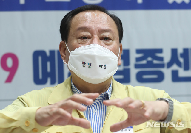 [서울=뉴시스] 전진환 기자 = 지방선거를 앞두고 구민의 개인정보와 표창장 수여를 선거에 활용한 혐의로 재판에 넘겨진 유동균(63) 전 서울 마포구청장이 2심에서도 벌금형을 선고받았다. 사진은 유 전 마포구청장. 2021.07.24. amin2@newsis.com