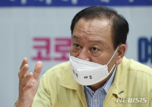 [서울=뉴시스] 전진환 기자 = 유동균 마포구청장이 21일 오후 서울 마포구 코로나19 예방접종센터(마포아트센터)에 마련된 현장구청장실에서 뉴시스와 인터뷰하고 있다. 2021.07.24. amin2@newsis.com