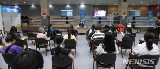 [서울=뉴시스] 전진환 기자 = 21일 오후 서울 마포아트센터에 마련된 코로나19 예방접종센터에서 코로나19 백신 접종 받은 고3 수험생들이 이상반응관찰실에서 대기하고 있다. 2021.07.21. amin2@newsis.com