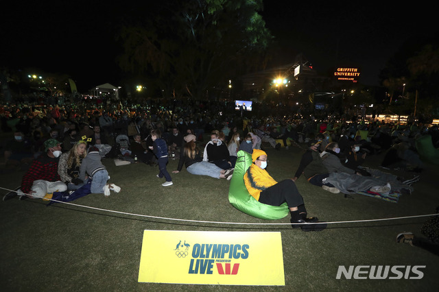 [브리즈번=AP/뉴시스] 21일 호주 브리즈번에 시민들이 모여 국제올림픽위원회(IOC)의 2032년 하계올림픽 개최지 발표를 기다리고 있다. 이날 브리즈번이 2032 올림픽 개최 도시로 선정돼 호주는 1956년 멜버른, 2000년 시드니에 이어 세 번째로 올림픽을 개최하게 됐다. 2021.07.21. 