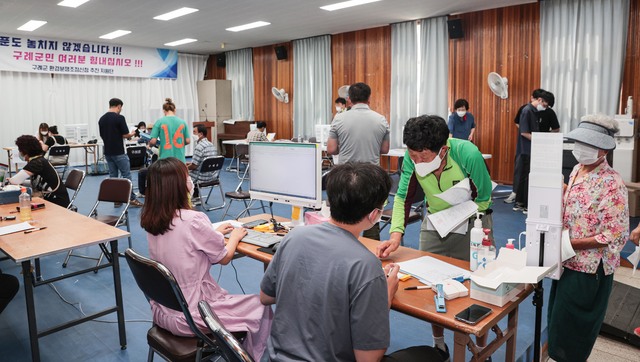 [구례=뉴시스] 김석훈 기자 = 22일 전남 구례군민들이 구례읍사무소 다목적회의실에서 2020 섬진강 수해 환경분쟁조정 신청서를 접수하고 있다. (사진=구례군청 제공) 2021.07.22. photo@newsis.com *재판매 및 DB 금지
