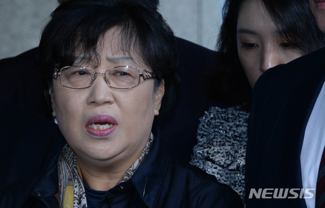 [서울=뉴시스] 대법원이 윤 일병 폭행 사망사건에 대해 주범인 이 병장에게만 살인죄를 인정하고 나머지는 살인에 고의가 없다며 공범에 대해 파기환송한 지난 2015년 10월29일 오전 서울 서초대로 대법원 앞에서 윤 일병의 어머니가 입장을 밝히고 있다. 2015.10.29. photo@newsis.com