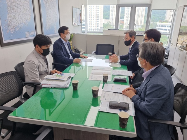 오태완(오른쪽 끝) 의령군수가 국토교통부를 방문해 사업 설명을 하고 있는 모습. *재판매 및 DB 금지