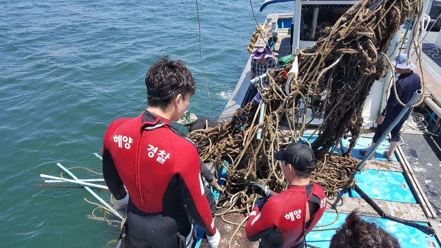보령해경이 낚시어선 스크루에 감긴 폐어구를 제거하고 있다.(사진=보령해양경찰서 제공) *재판매 및 DB 금지