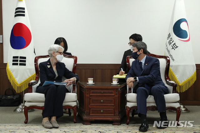 [서울=뉴시스]지난 22일 이인영 통일부 장관이 웬디 셔먼 미국 국무부 부장관을 접견하고 있다. (사진=통일부 제공) 2021.07.22