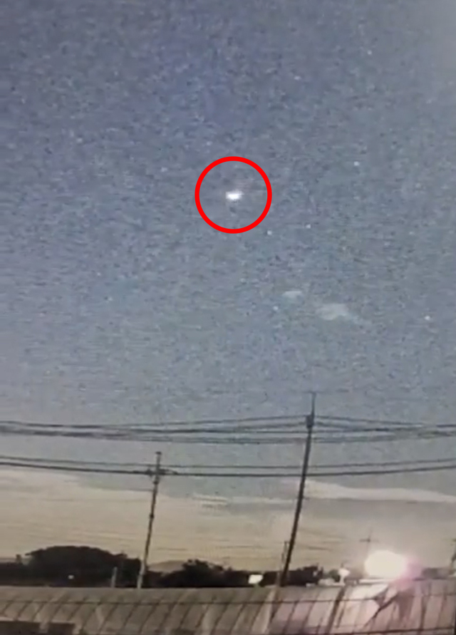 [무안=뉴시스]김혜인 기자 = 지난 20일 오후 전남 무안군 무안읍 인근에서 미확인 비행물체가 공중을 날고 있다. (사진=독자제공)2021.07.22.photo@newsis.com