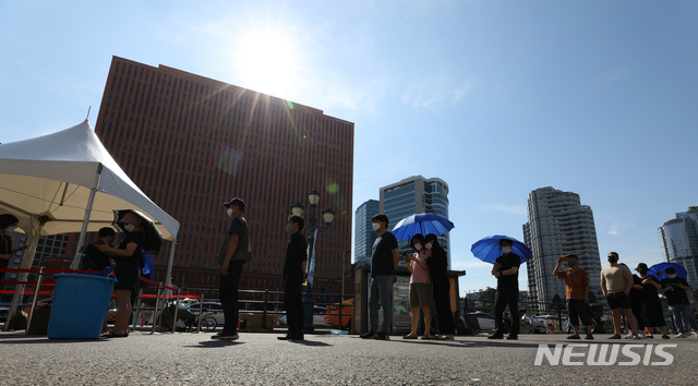 [서울=뉴시스] 조수정 기자 = 코로나19 4차 대유행이 이어지며 신규확진자가 1,842명 발생, 역대 최다를 기록한 22일 서울 중구 서울역광장 코로나19 임시선별검사소에서 시민들이 검사를 받기 위해 이른 아침부터 길게 줄서 기다리고 있다. 2021.07.22. chocrystal@newsis.com