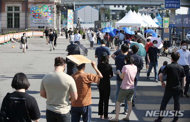 [서울=뉴시스] 조수정 기자 = 코로나19 4차 대유행이 이어지며 신규확진자가 1,842명 발생, 역대 최다를 기록한 22일 서울 중구 서울역광장 코로나19 임시선별검사소에서 시민들이 검사를 받기 위해 이른 아침부터 길게 줄서 기다리고 있다. 2021.07.22. chocrystal@newsis.com