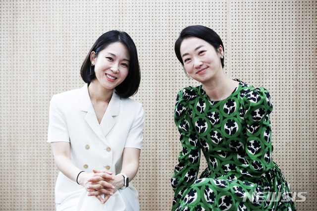 [서울=뉴시스] 김선웅 기자 = 연극 '분장실'에 출연하는 배우 손지윤(왼쪽)과 우정원이 21일 오후 서울 종로구 대학로 스튜디오 '일상적'에서 뉴시스와 인터뷰를 하고 있다. 2021.07.26. mangusta2@newsis.com