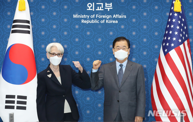 [서울=뉴시스] 김명원 기자 = 정의용 외교부 장관이 22일 오전 서울 종로구 외교부에서 웬디 셔먼 미국 국무부 부장관과의 접견에 앞서 팔꿈치 인사를 나누고 있다. (공동취재사진) 2021.07.22. photo@newsis.com