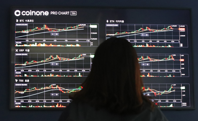 [서울=뉴시스] 조수정 기자 = 가상화폐 비트코인이 반등해 3800만원대에 거래되고 있다. 이더리움은 12% 오른 240만원에 근접했다. 22일 오전 서울 용산구 코인원에서 전광판에 거래가격이 표시되고 있다. 2021.07.22. chocrystal@newsis.com
