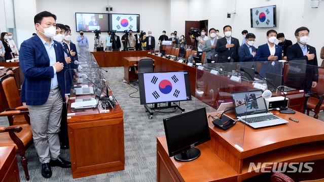 [서울=뉴시스] 최동준 기자 = 더불어민주당 송영길 대표, 윤호중 원내대표 등 참석자들이 22일 서울 여의도 국회에서 열린 화상 의원총회에서 국민의례를 하고 있다. (공동취재사진) 2021.07.22. photo@newsis.com