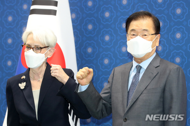 [서울=뉴시스] 김명원 기자 = 정의용 외교부 장관과 웬디 셔먼 미 국무부 부장관이 22일 오전 서울 종로구 외교부에서 접견에 앞서 팔꿈치 인사를 하고 있다. (공동취재사진) 2021.07.22. photo@newsis.com