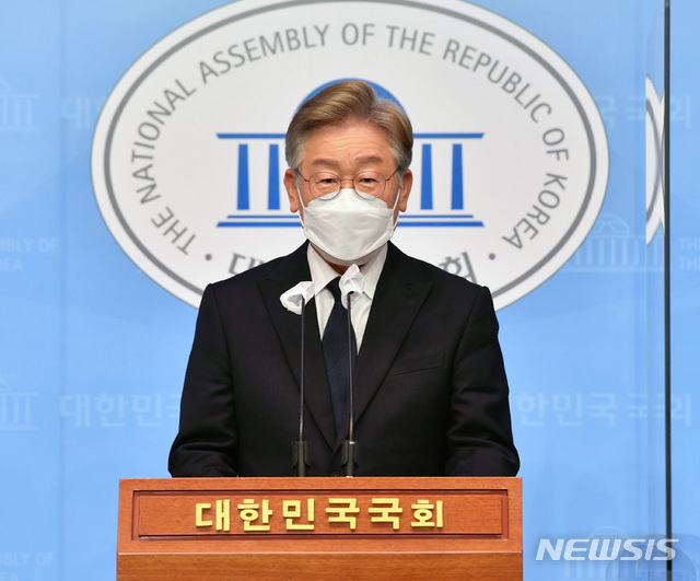 [서울=뉴시스] 전신 기자 = 더불어민주당 대권주자인 이재명 경기도지사가 22일 서울 여의도 국회 소통관에서 2차 기본소득 정책을 발표하고 있다. (공동취재사진) 2021.07.22. photo@newsis.com