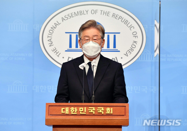 [서울=뉴시스] 전신 기자 = 더불어민주당 대권주자인 이재명 경기도지사가 22일 서울 여의도 국회 소통관에서 2차 기본소득 정책을 발표하고 있다. (공동취재사진) 2021.07.22. photo@newsis.com