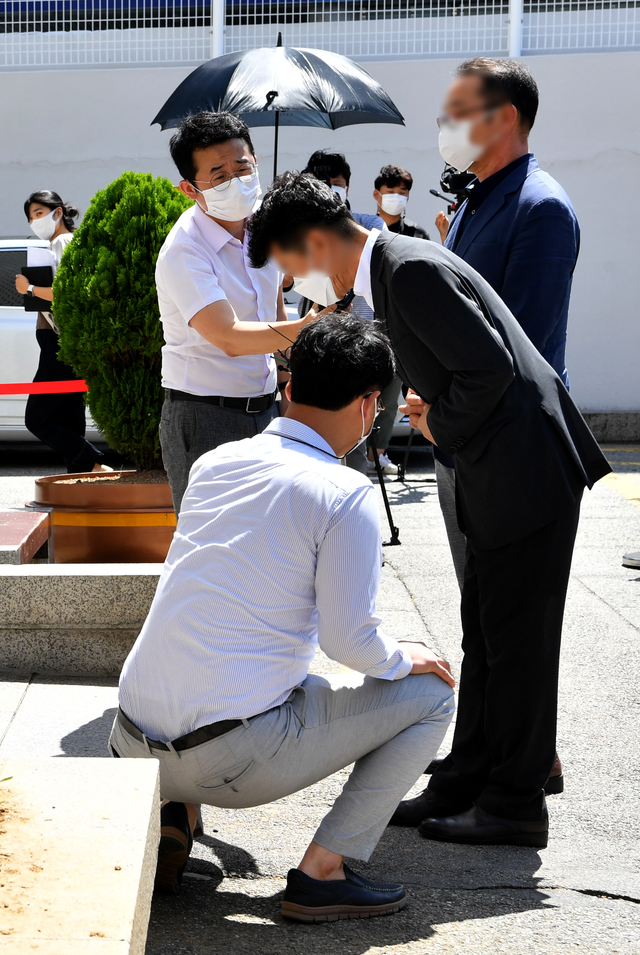 [광주=뉴시스] 신대희 기자 = 사상자 17명을 낸 광주 동구 학동 재개발사업 정비 4구역 철거 건물 붕괴 참사와 관련해 원청업체인 현대산업개발(HDC) 현장소장과 안전부장이 22일 광주지법 101호 법정(영장 실질심사장)으로 들어가기에 앞서 취재진 질문을 받고 있다. 2021.07.22. sdhdream@newsis.com