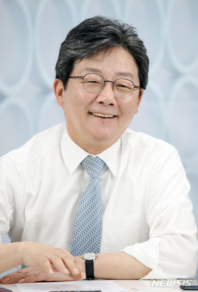 [서울=뉴시스] 전신 기자 = 국민의힘 대권주자인 유승민 전 의원이 22일 서울 여의도 희망22 사무실에서 인터뷰를 하고 있다. 2021.07.23. photo1006@newsis.com