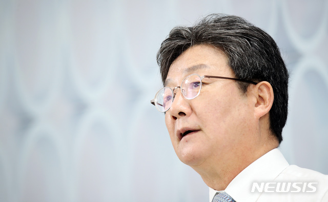 [서울=뉴시스] 전신 기자 = 국민의힘 대권주자인 유승민 전 의원이 22일 서울 여의도 희망22 사무실에서 인터뷰를 하고 있다. 2021.07.23. photo1006@newsis.com