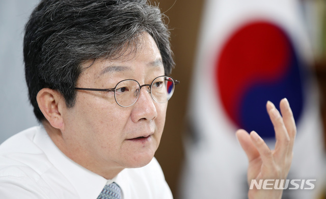 [서울=뉴시스] 전신 기자 = 국민의힘 대권주자인 유승민 전 의원이 22일 서울 여의도 희망22 사무실에서 인터뷰를 하고 있다. 2021.07.23. photo1006@newsis.com