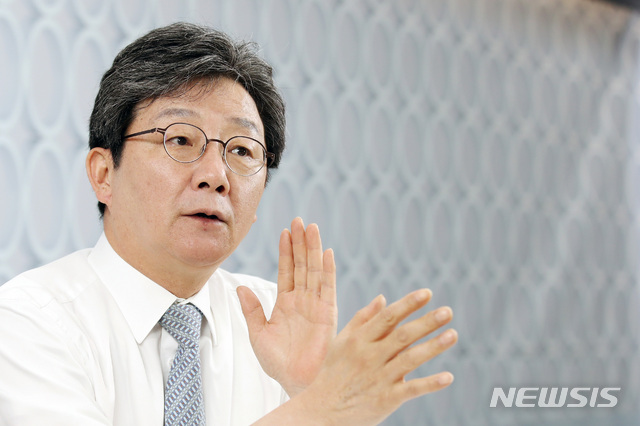 [서울=뉴시스] 전신 기자 = 국민의힘 대권주자인 유승민 전 의원이 22일 서울 여의도 희망22 사무실에서 인터뷰를 하고 있다. 2021.07.23. photo1006@newsis.com