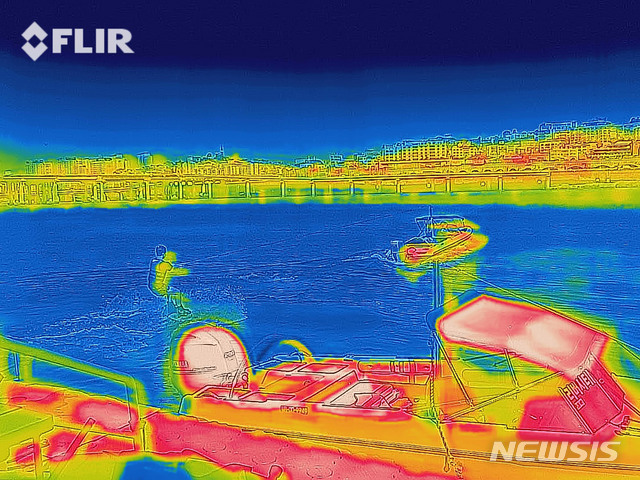 [서울=뉴시스] 홍효식 기자 = 절기상 가장 덥다는 대서(大暑)인 22일 서울 강남구 한강시민공원 잠원1지구 리버시티수상스키장을 찾은 수상스키어가 물살을 가르며 더위를 식히고 있다. 열화상 카메라로 촬영한 사진은 온도가 높을수록 붉은색, 낮을수록 푸른색을 나타낸다. 2021.07.22. yesphoto@newsis.com