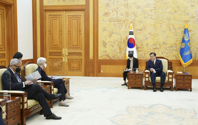 [서울=뉴시스] 문재인 대통령이 22일 청와대에서 웬디 셔먼 미 국무부 부장관을 접견하고 있다. (사진=청와대 제공) 2021.7.22. photo@newsis.com